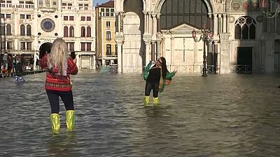 Venedig: Touristen trotzen dem Hochwasser