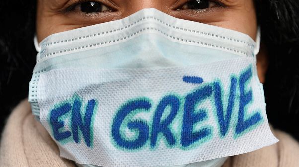 La collera del personale sanitario in Francia, Macron reagisce La collera del personale sanitario in Francia, Macron reagisce