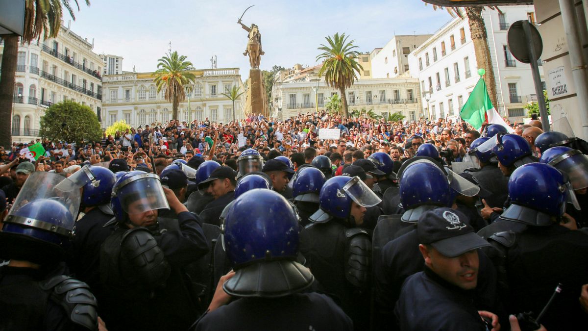 الشرطة الجزائرية أثناء مظاهرة في العاصمة الجزائر- أرشيف رويترز