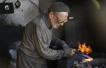 Muğla'da 77 yaşındaki Mustafa Yılmaz demir döverek hayatını kazanıyor.