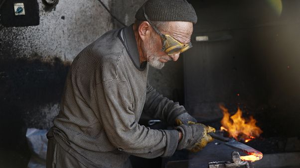 Muğla'da 77 yaşındaki Mustafa Yılmaz demir döverek hayatını kazanıyor. Muğla'da 77 yaşındaki Mustafa Yılmaz demir döverek hayatını kazanıyor.