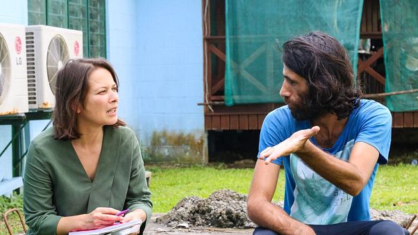 İranlı Kürt mülteci ve yazar Behrouz Boochani (sağda) İranlı Kürt mülteci ve yazar Behrouz Boochani (sağda)