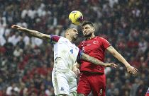A Milli Futbol Takımı, 2020 Avrupa Şampiyonası (EURO 2020) Elemeleri maçında İzlanda ile karşılaştı. Milli oyuncu Okay Yokuşlu hava topuna çıktı.