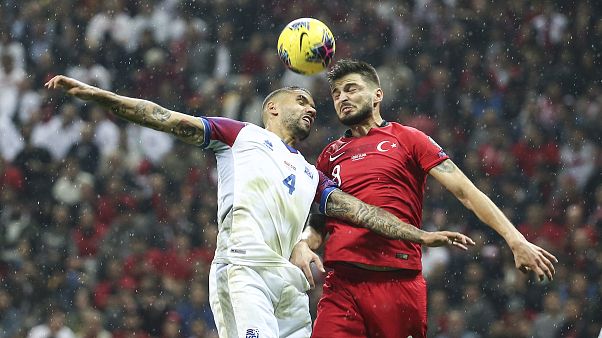 A Milli Futbol Takımı, 2020 Avrupa Şampiyonası (EURO 2020) Elemeleri maçında İzlanda ile karşılaştı. Milli oyuncu Okay Yokuşlu hava topuna çıktı. A Milli Futbol Takımı, 2020 Avrupa Şampiyonası (EURO 2020) Elemeleri maçında İzlanda ile karşılaştı. Milli oyuncu Okay Yokuşlu hava topuna çıktı.