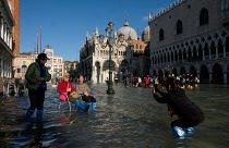 Su altında kalan Venedik'te 'acil durum' ilan edildi