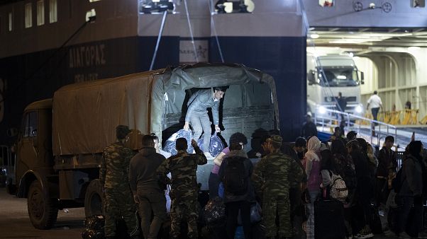 Νέες αφίξεις προσφύγων από τα νησιά στον Πειραιά Νέες αφίξεις προσφύγων από τα νησιά στον Πειραιά