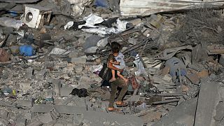 طفل فلسطيني يمر عبر ركام بيت تم قصفه 14-11-2019- أرشيف رويترز