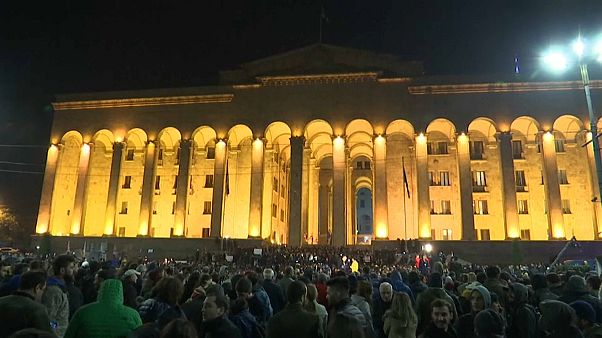 Διαδηλώσεις έξω από το κοινοβούλιο της Γεωργίας Διαδηλώσεις έξω από το κοινοβούλιο της Γεωργίας
