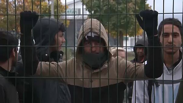 Túlterheltség miatt lezártak két bihácsi menekülttábort Túlterheltség miatt lezártak két bihácsi menekülttábort