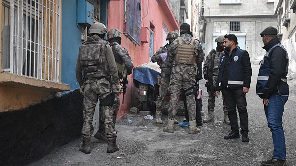HDP’li 4 belediye başkanı gözaltına alındı HDP’li 4 belediye başkanı gözaltına alındı