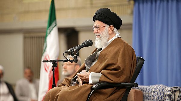 خامنهای: محو دولت اسرائیل به معنای محو یهودیان نیست بیرون کردن اراذلی مانند نتانیاهو است خامنهای: محو دولت اسرائیل به معنای محو یهودیان نیست بیرون کردن اراذلی مانند نتانیاهو است