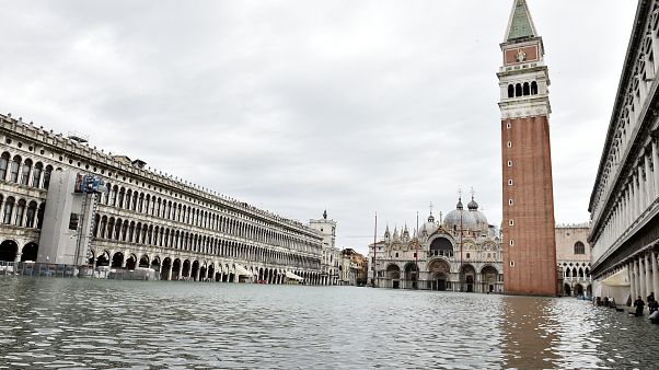 Der überflutete Markusplatz in Venedig Der überflutete Markusplatz in Venedig