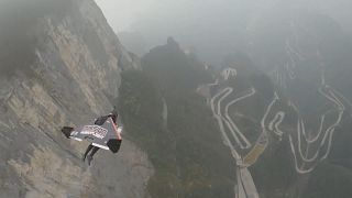 En wingsuit, ces deux Français traversent la grotte de Tianmen à 385km/h