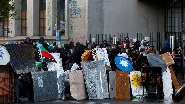 عقب نشینی پارلمان شیلی در برابر معترضان؛ قانون اساسی پینوشه به همهپرسی گذاشته میشود عقب نشینی پارلمان شیلی در برابر معترضان؛ قانون اساسی پینوشه به همهپرسی گذاشته میشود