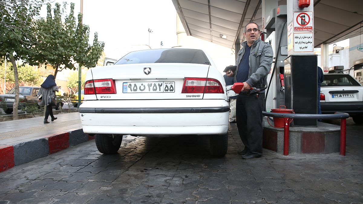 رجل يملأ خزان سيارته في محطة بنزين، بعد ارتفاع سعر الوقود في طهران، إيران، 15 نوفمبر/ تشرين الثاني 2019