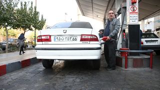 رجل يملأ خزان سيارته في محطة بنزين، بعد ارتفاع سعر الوقود في طهران، إيران، 15 نوفمبر/ تشرين الثاني 2019