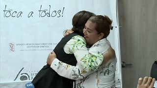 Colombiana separada da família à nascença encontra irmã