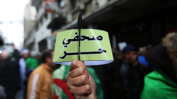شاهد: الصحافيون الجزائريون ينددون ب"تهديدات وترهيب" السلطات شاهد: الصحافيون الجزائريون ينددون ب"تهديدات وترهيب" السلطات