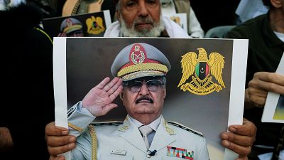 مواطن ليبي في بنغازي يرفع صورة قائد قوات شرق ليبيا خليفة حفتر. 