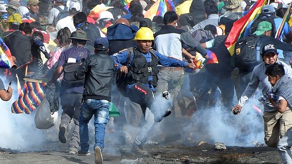 Die Cocaleros und die Polizei leisten sich gewaltvolle Gefechte Die Cocaleros und die Polizei leisten sich gewaltvolle Gefechte