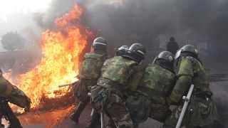 La Policía Militar frente a una barricada en Sacaba, cerca de Cochabamba, el viernes