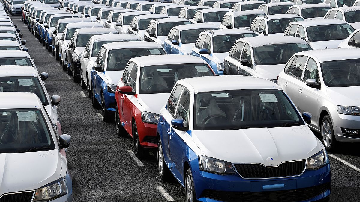 Emden limanında ihraç edilmeyi bekleyen Volkswagen araçları