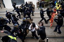 Scontri a Parigi per l'anniversario, i gilet gialli occupano le Galeries Lafayette