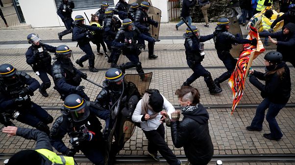 Scontri a Parigi per l'anniversario, i gilet gialli occupano le Galeries Lafayette Scontri a Parigi per l'anniversario, i gilet gialli occupano le Galeries Lafayette