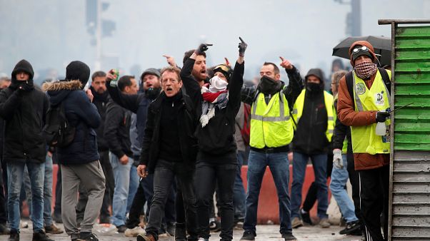 Blockaden, Krawalle, Tränengas: Gelbwesten-Protest zum Jahrestag Blockaden, Krawalle, Tränengas: Gelbwesten-Protest zum Jahrestag