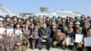 شاهد: زعيم كوريا الشمالية يحضر استعراضا عسكريا لطائرات مقاتلة ويقدم نصيحة لطياريه