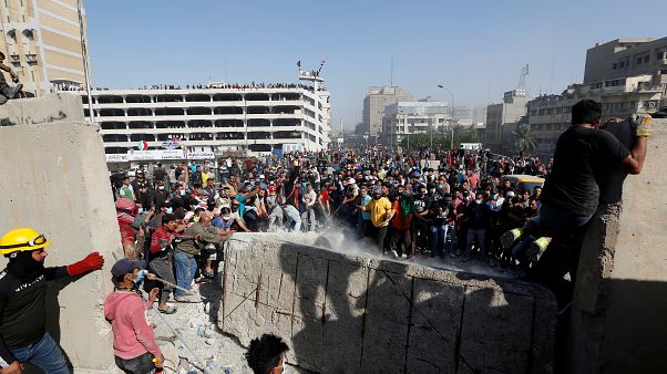 شاهد: متظاهرون عراقيون يسيطرون على جسر حيوي وسط بغداد بعد تراجع قوات الأمن شاهد: متظاهرون عراقيون يسيطرون على جسر حيوي وسط بغداد بعد تراجع قوات الأمن
