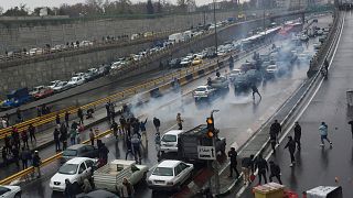 شاهد: احتجاجات في إيران بعد زيادة كبيرة في أسعار الوقود
