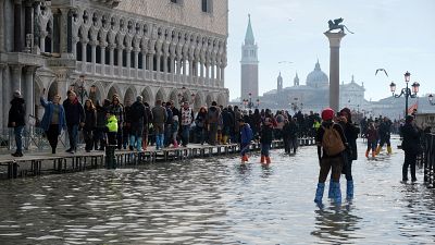 Der Markusplatz unter Wasser. Touristen schreckt das dennoch nicht ab.