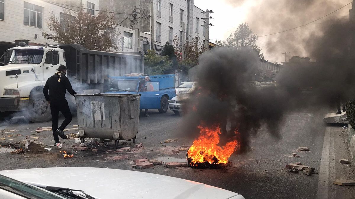  İran'da benzin zammını protesto gösterileri büyüyor: Sircan şehrindeki eylemde 1 kişi öldü 