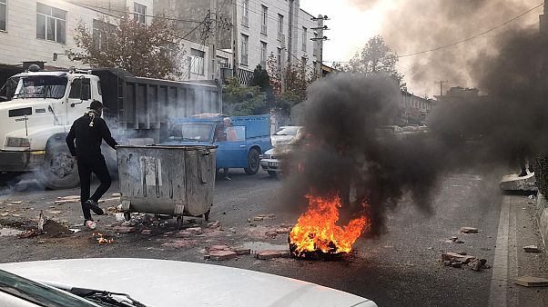 İran'da benzin zammını protesto gösterileri büyüyor: Sircan şehrindeki eylemde 1 kişi öldü İran'da benzin zammını protesto gösterileri büyüyor: Sircan şehrindeki eylemde 1 kişi öldü