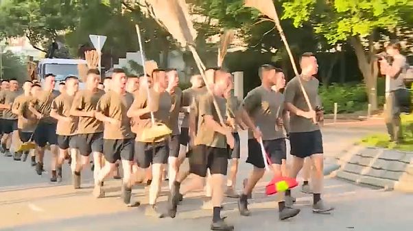 Exército chinês limpa ruas de Hong Kong Exército chinês limpa ruas de Hong Kong