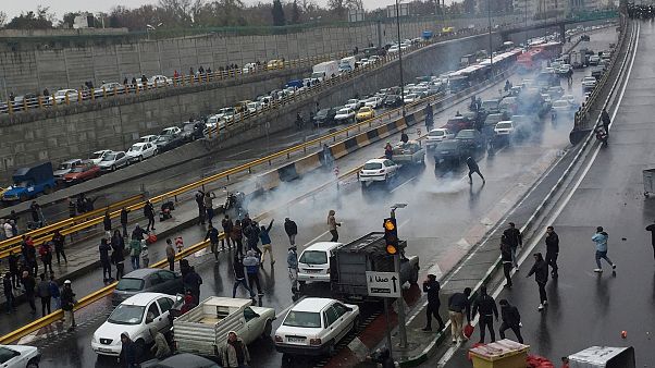Um morto em novos protestos contra subida de preços dos combustíveis Um morto em novos protestos contra subida de preços dos combustíveis