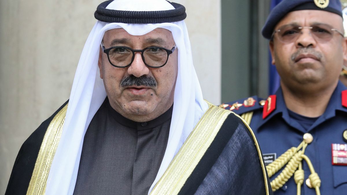 وزير الدفاع الكويتي يكشف سبب استقالة الحكومة ويتحدث عن الاستيلاء على مئات الملايين من الدولارات