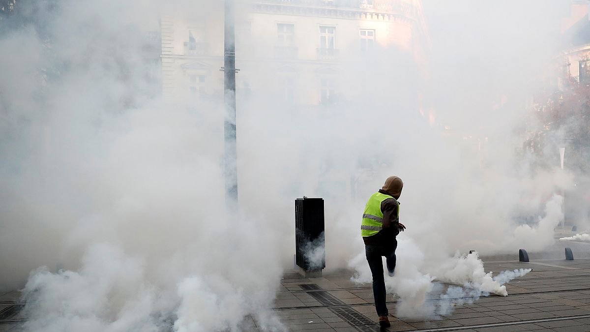 Gás lacrimogéneo no aniversário dos "coletes amarelos"