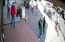Karaköy'de başörtülü kadını yumruklayan saldırgan tutuklandı