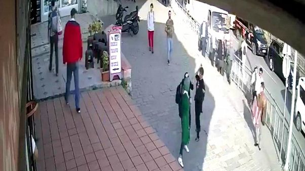 Karaköy'de başörtülü kadını yumruklayan saldırgan tutuklandı Karaköy'de başörtülü kadını yumruklayan saldırgan tutuklandı