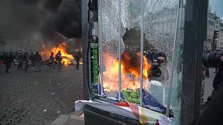 پاریس؛ خشونت و تخریب و درگیری در سالگرد تشکیل جنبش جلیقه‌زردها