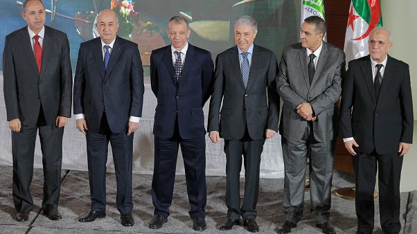 المرشحون الخمسة للانتخابات الرئاسية في الجزائر المقررة في 12 كانون الاول/ديسمبر إلى جانب رئيس السلطة الوطنية المستقلة للانتخابات المرشحون الخمسة للانتخابات الرئاسية في الجزائر المقررة في 12 كانون الاول/ديسمبر إلى جانب رئيس السلطة الوطنية المستقلة للانتخابات