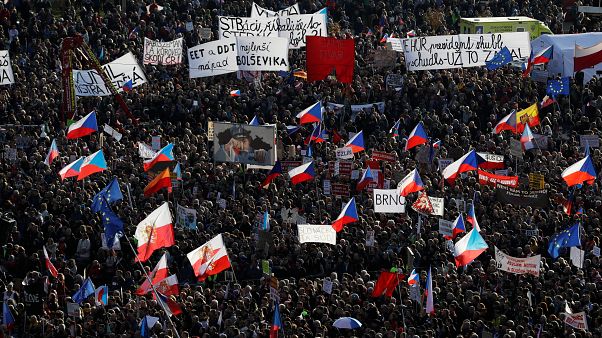 عشية ذكرى الثورة .. احتجاجات في براغ للمطالبة باستقالة رئيس الوزراء المتهم في قضايا فساد عشية ذكرى الثورة .. احتجاجات في براغ للمطالبة باستقالة رئيس الوزراء المتهم في قضايا فساد