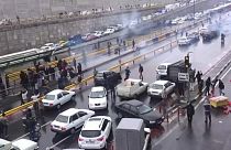 Útblokád az iráni benzináremelés miatt