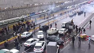 Iranianos protestam contra subida do preço da gasolina