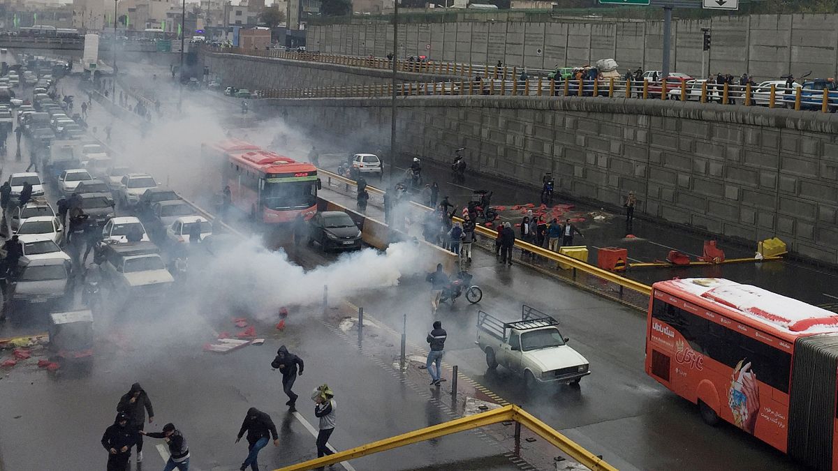 Polícia antimotim tenta dispersar o bloqueio de protesto numa estrada de Teerão