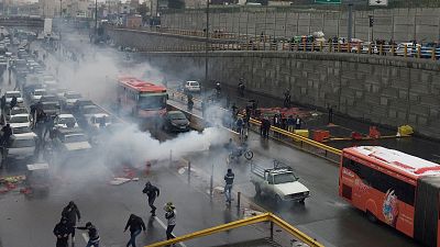 Polícia antimotim tenta dispersar o bloqueio de protesto numa estrada de Teerão