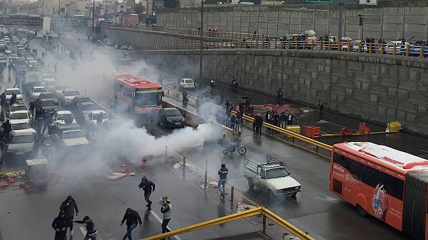 Polícia antimotim tenta dispersar o bloqueio de protesto numa estrada de Teerão Polícia antimotim tenta dispersar o bloqueio de protesto numa estrada de Teerão