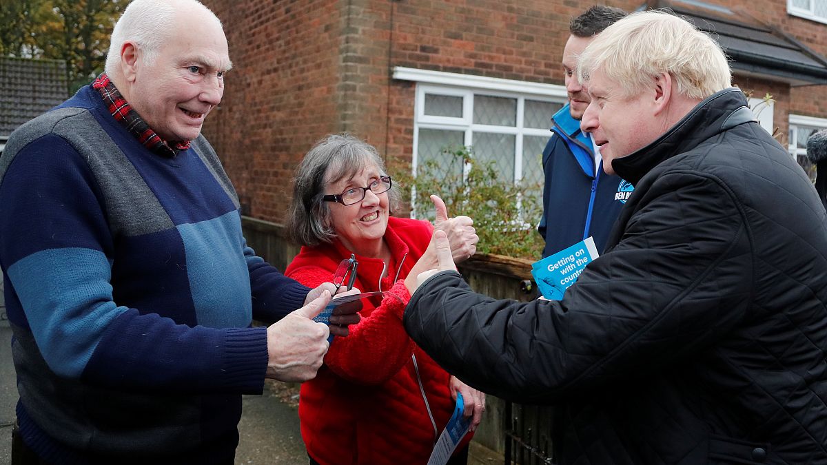 El Primer Ministro de Reino Unido, Boris Johnson habla con la gente mientras hace campaña electoral en Mansfield, Reino Unido, el 16 de noviembre de 2019.